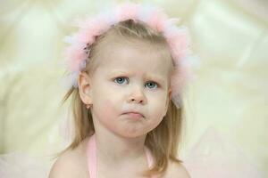 retrato de un pequeño triste muchacha. dos años de edad niño. foto