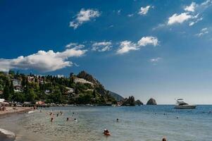 Crimea, gurzuf - septiembre 02.2021 playa con turistas en el costa. foto