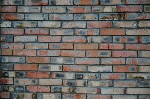 un antiguo ladrillo muro, el fachada de el edificio. resumen textura antecedentes foto