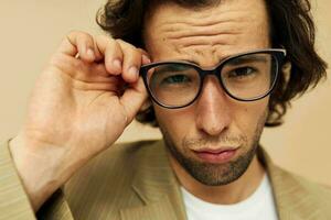 hermoso hombre en un traje posando emociones vestir lentes aislado antecedentes foto