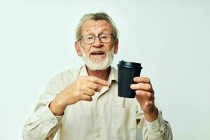 retrato mayor hombre con un gris barba en un camisa y lentes aislado antecedentes foto