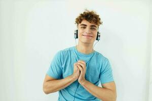 atractivo hombre en auriculares música emociones estilo de vida inalterado foto