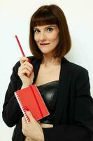 foto bonito mujer rojo bloc y lápiz posando ligero antecedentes