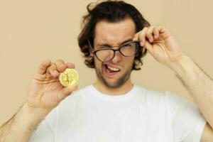 hermoso hombre con lentes oro bitcoin en manos estilo de vida inalterado foto