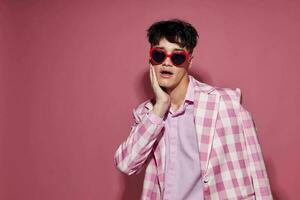 foto de romántico joven novio yo confianza rosado tartán chaqueta de sport Moda posando estilo de vida inalterado
