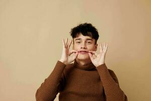 un joven hombre de moda ropa posando estudio moderno estilo ligero antecedentes inalterado foto