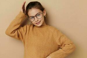 pequeño niña con lentes emociones gesto manos aislado antecedentes foto