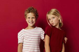 chico y niña sonriente y posando en casual ropa en contra en de colores antecedentes foto