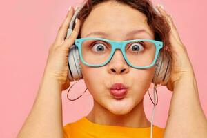 hermosa mujer vistiendo azul lentes escuchando a música en auriculares aislado antecedentes inalterado foto