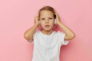 bonito joven niña sonrisa posando auriculares aislado antecedentes foto