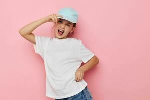 retrato de contento sonriente niño niña posando blanco camiseta emoción rosado antecedentes foto