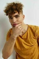 hermoso joven hombre en amarillo camisetas gesto manos emociones estilo de vida inalterado foto