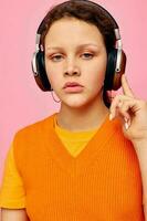 bonito niña auriculares música Moda posando aislado antecedentes inalterado foto