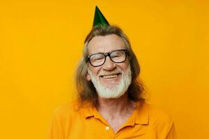 retrato mayor hombre vistiendo lentes verde gorra en su cabeza fiesta emociones inalterado foto