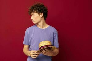 un joven hombre Moda posando mano gestos elegante sombrero rojo antecedentes inalterado foto