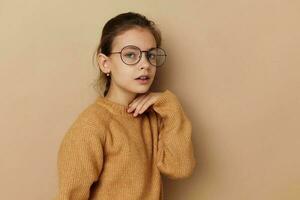 bonito joven niña en un suéter y posando lentes infancia inalterado foto