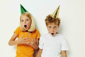 dos alegre niños posando emociones fiesta vistoso tapas ligero antecedentes foto