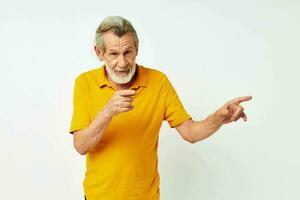 retrato mayor hombre con un gris barba emoción gestos manos aislado antecedentes foto