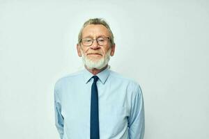 mayor hombre en camisa con Corbata gris pelo oficina negocio foto