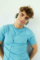 hermoso joven hombre en auriculares música emociones estilo de vida inalterado foto