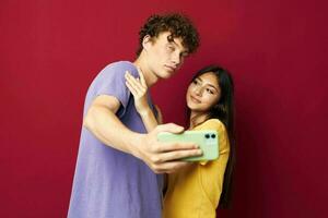 un joven Pareja moderno estilo emociones divertido teléfono aislado antecedentes foto