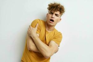 hermoso joven hombre en amarillo camisetas gesto manos emociones estilo de vida inalterado foto