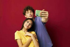 un joven Pareja moderno estilo emociones divertido teléfono rojo antecedentes foto