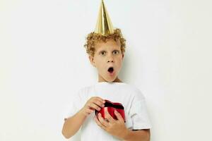 pequeño chico vistiendo un blanco camiseta con un gorra en su cabeza cumpleaños regalo foto