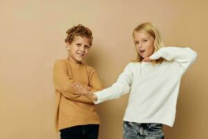 retrato de linda niños abrazo entretenimiento posando amistad aislado antecedentes foto