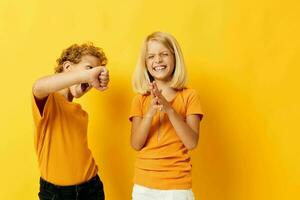 chico y niña casual vestir juegos divertido juntos posando en de colores antecedentes foto