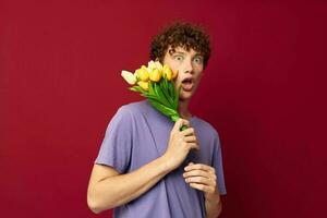 un joven hombre rojo pelo en casual vestir ramo de flores de flores regalo aislado antecedentes inalterado foto