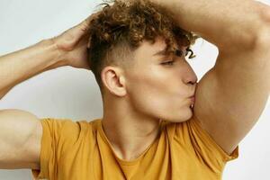 hermoso joven hombre en amarillo camisetas gesto manos emociones aislado antecedentes foto