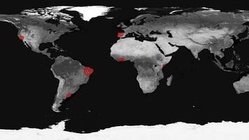 blanco y negro mundo mapa con rojo ubicaciones extensión olas en continentes rojo olas en detalles específicos puntos de el continentes alarmas o señales alrededor el mundo. concepto de virus, crisis, infección. video