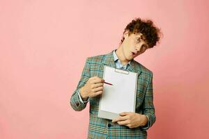 retrato de un joven Rizado hombre en un negocio traje espacio de copia documentos estilo de vida inalterado foto