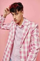 foto de romántico joven novio rosado tartán chaqueta de sport Moda moderno estilo estilo de vida inalterado