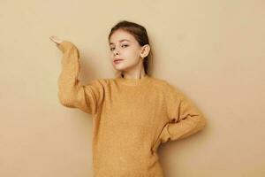 bonito joven niña para niños estilo emociones divertido estilo de vida inalterado foto