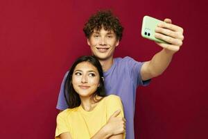 joven hombre y niña moderno estilo emociones divertido teléfono juventud estilo foto