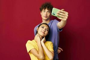 hombre y mujer tomar un selfie posando abrazo estilo de vida foto