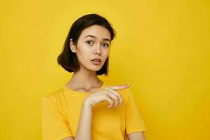 optimista joven mujer amarillo camiseta verano estilo mano gesto estilo de vida inalterado foto