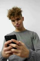 elegante chico tecnología con teléfono selfie ligero antecedentes foto