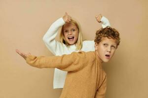 pequeño chico y niña abrazo entretenimiento posando amistad infancia inalterado foto