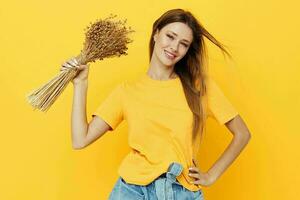 hermosa mujer ramo de flores de seco flores casual vestir sonrisa posando aislado antecedentes foto