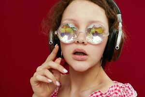 bonito mujer lentes con diamante en auriculares música foto