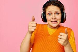 retrato de un joven mujer mueca auriculares entretenimiento emociones música recortado ver inalterado foto