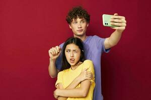 joven hombre y niña moderno estilo emociones divertido teléfono juventud estilo foto