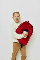 linda niña rojo mochila elegante ropa infancia inalterado foto