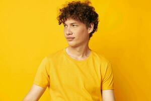 chico con rojo Rizado pelo amarillo camiseta Moda mano gestos aislado antecedentes inalterado foto