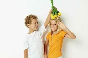 imagen de positivo chico y niña fiesta amistad con un regalo amarillo flores ligero antecedentes foto