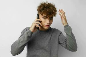 atractivo hombre con un teléfono en mano comunicación estilo de vida inalterado foto