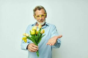 foto de retirado antiguo hombre amarillo ramo de flores de flores posando ligero antecedentes